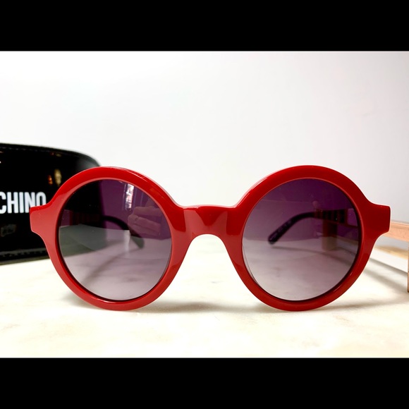 *SOLD* Moschino Love round sunglasses with case - Picture 2 of 6